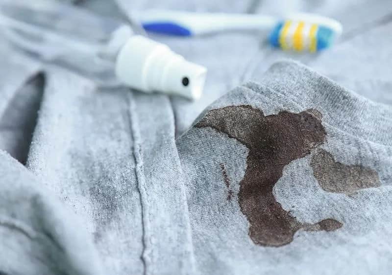 Skuteczne metody na to, jak sprać krew z bluzy bez śladów