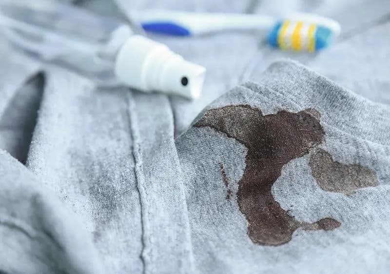 Skuteczne metody na to, jak sprać krew z bluzy bez śladów