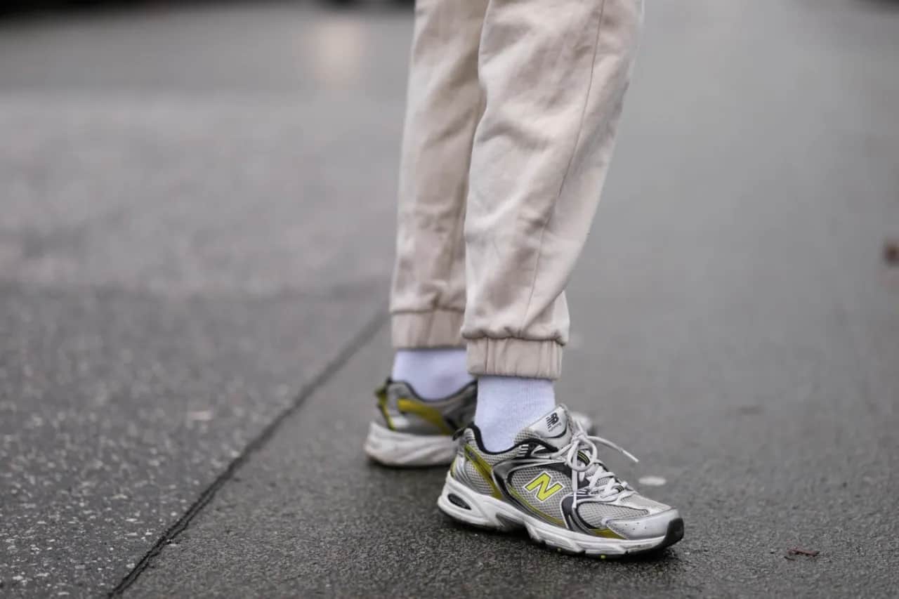 Jakie buty do spodni z gumką na dole, by wyglądać stylowo?