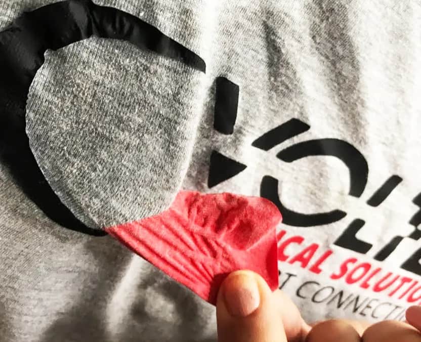 Jak usunąć napisy z bluzy bez uszkadzania materiału - skuteczne metody