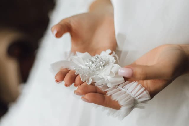 Jakie dodatki do sukni ślubnej, które uczynią Twój look niezapomnianym