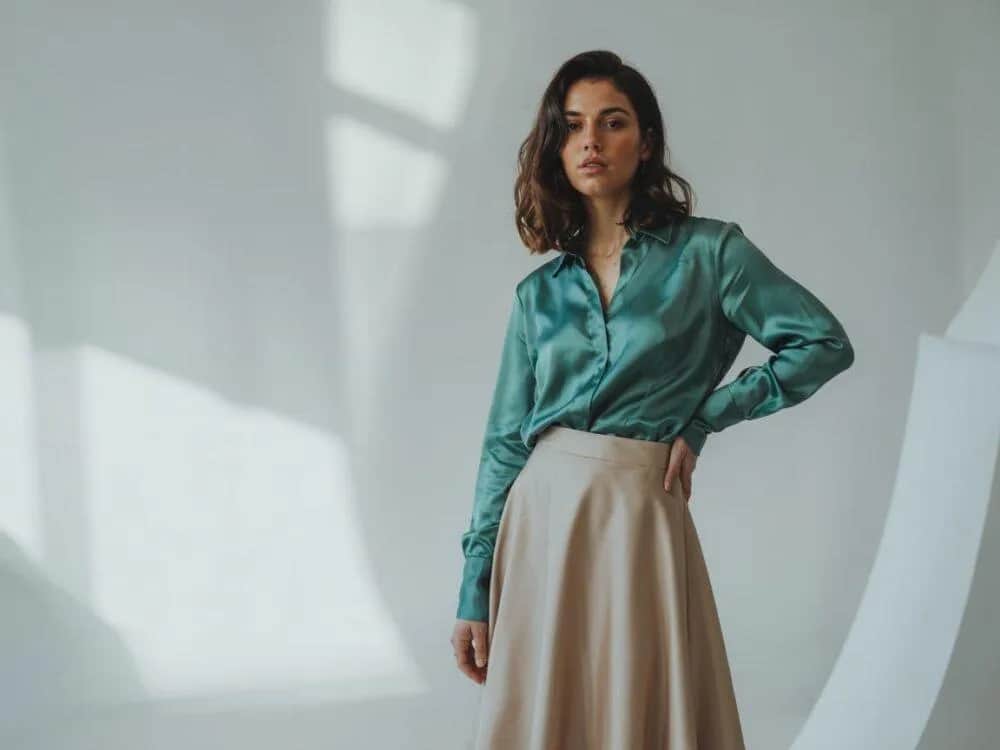 Jakie bluzki najlepiej pasują do beżowych spodni? Odkryj stylizacje