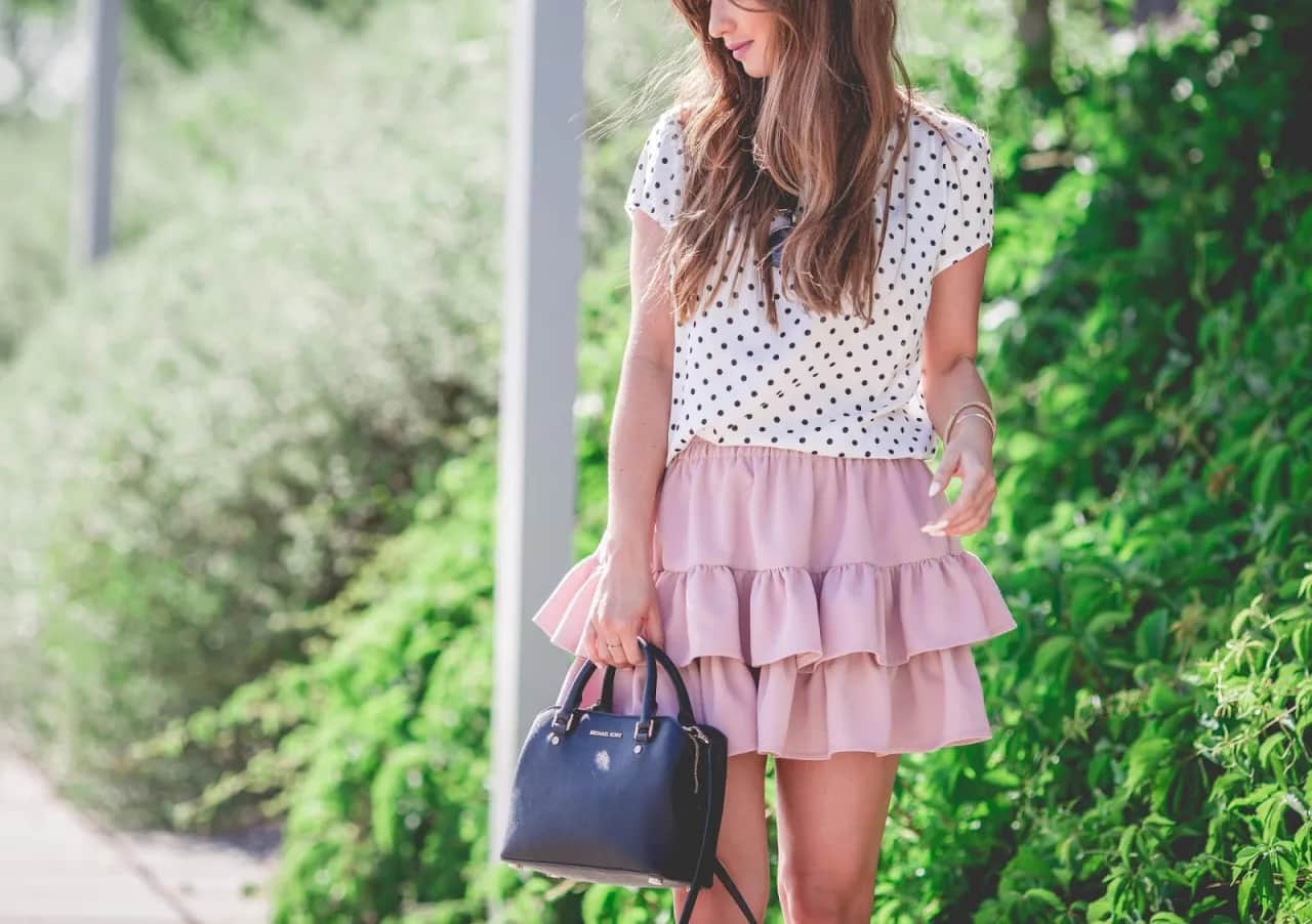 Jaką bluzkę do spódnicy z falbanami wybrać, by wyglądać stylowo?