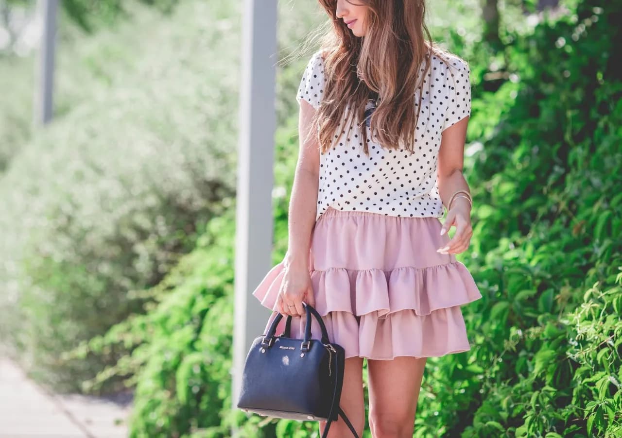 Jaką bluzkę do spódnicy z falbanami wybrać, by wyglądać stylowo?