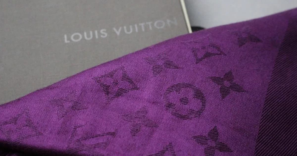 Ile kosztuje chusta Louis Vuitton? Sprawdź ceny i uniknij podróbek