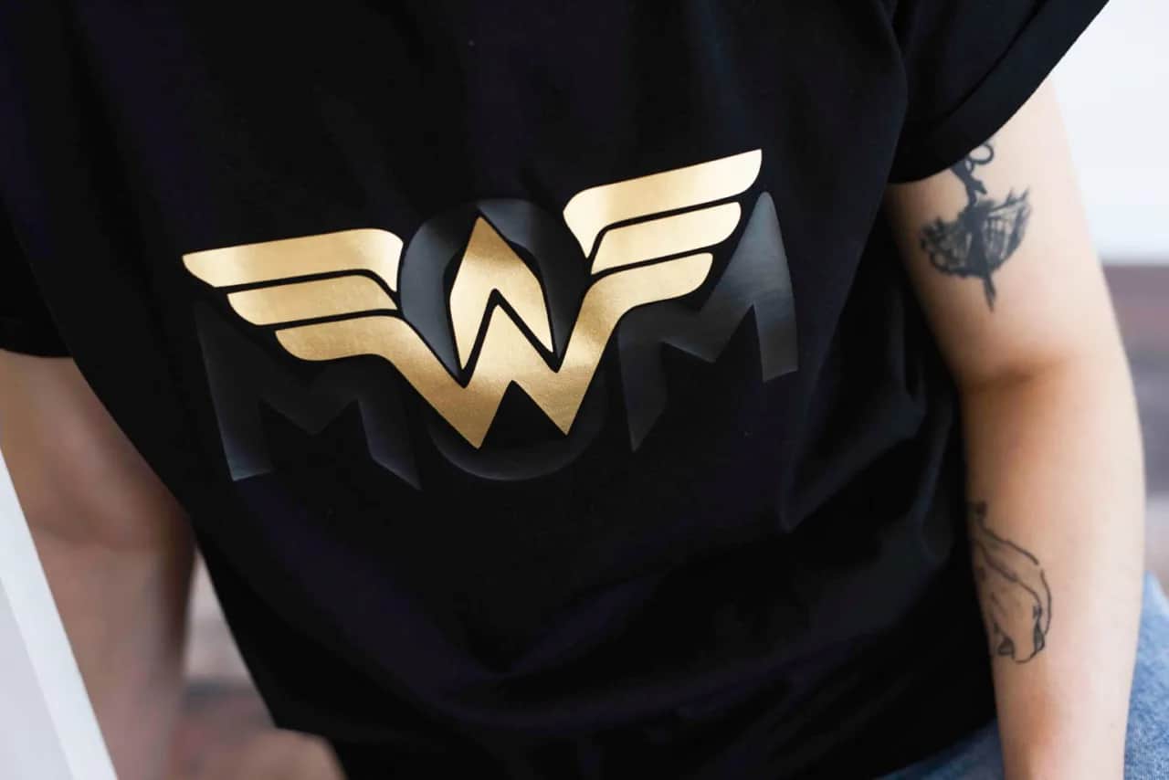 Bluzka z rękawami jak tatuaż – wyjątkowy styl i komfort noszenia