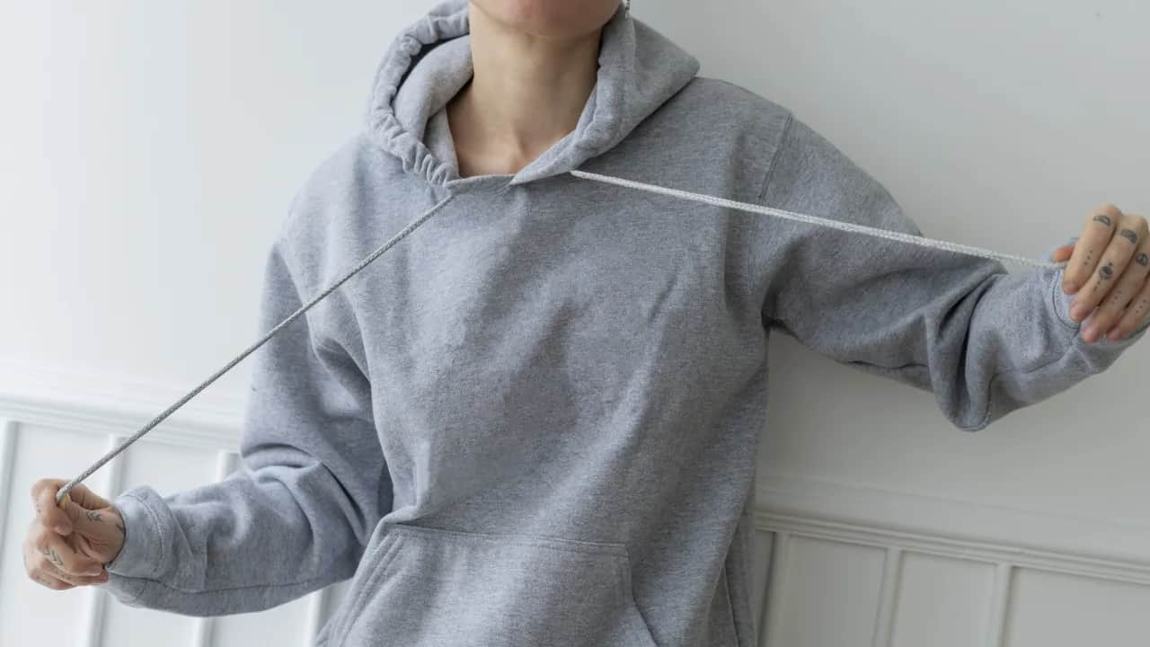Jak zawiązać sznurki od bluzy, aby uniknąć ich rozwiązania?