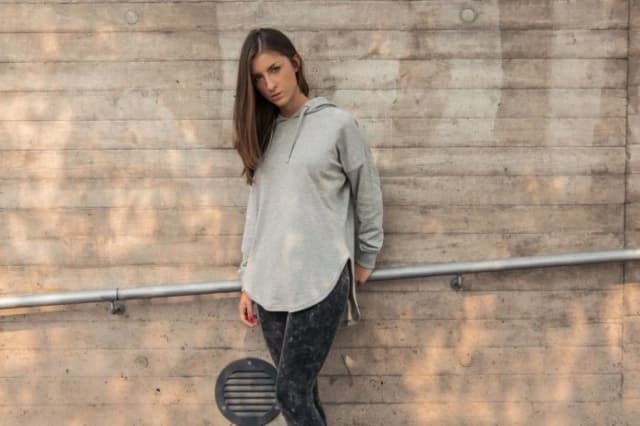 Jak nosić bluzy, aby wyglądać stylowo i czuć się komfortowo