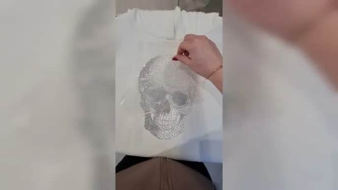 Jak przykleić kryształki do bluzy, aby efekt był trwały i piękny