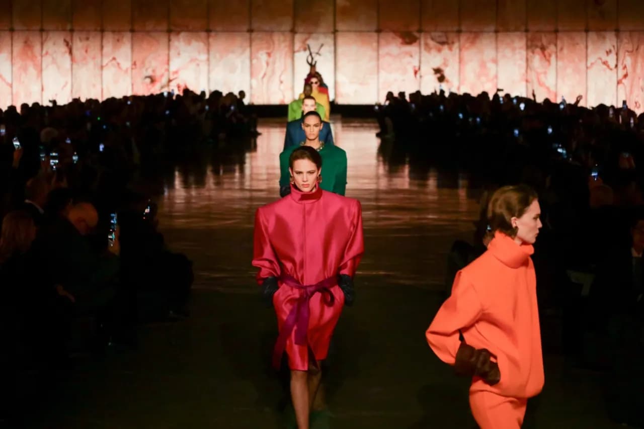 Jakie kolory są modne tej jesieni? Odkryj najnowsze trendy w modzie