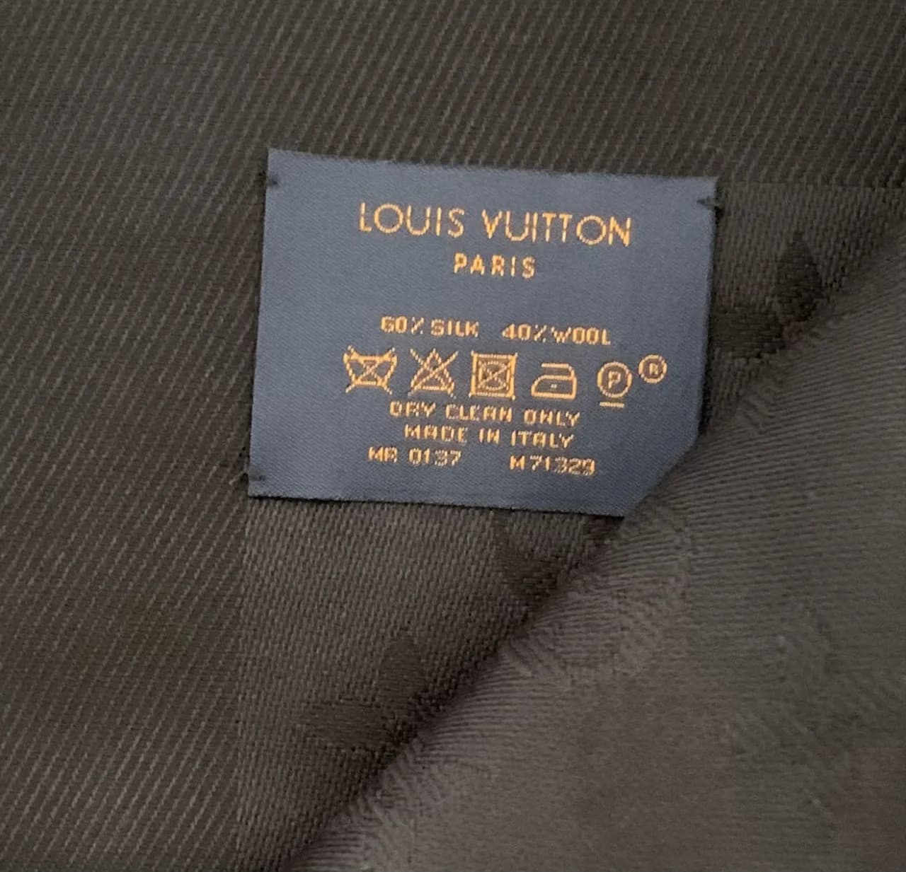 Ile kosztuje szalik Louis Vuitton? Zaskakujące ceny i modele
