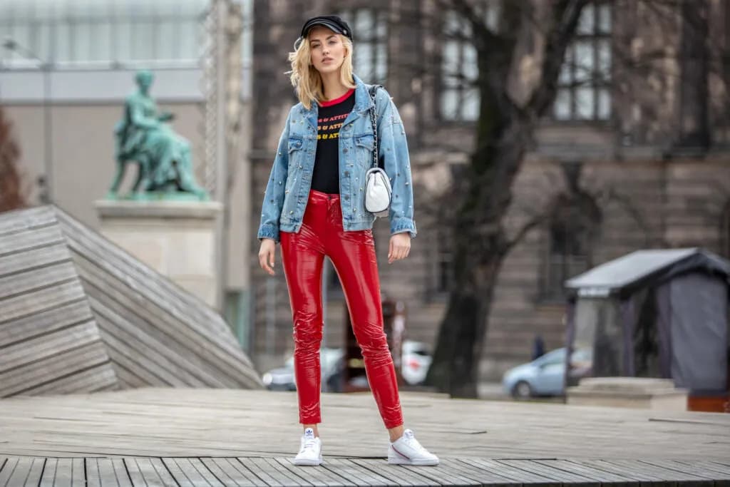 Jakie spodnie do czerwonej bluzy? Oto najlepsze stylizacje na każdą okazję