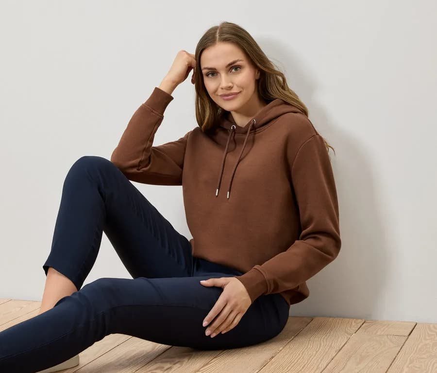 Ile kosztuje bluza? Ceny bluz w popularnych sklepach i promocje