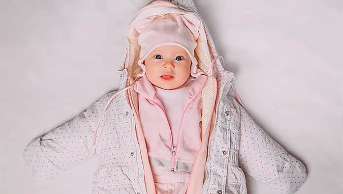 Jaki kombinezon dla noworodka wybrać, by zapewnić komfort i ciepło?