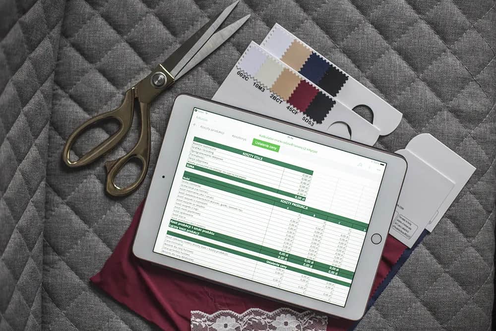 Ile kosztuje wyprodukowanie bluzy? Poznaj ukryte koszty i czynniki