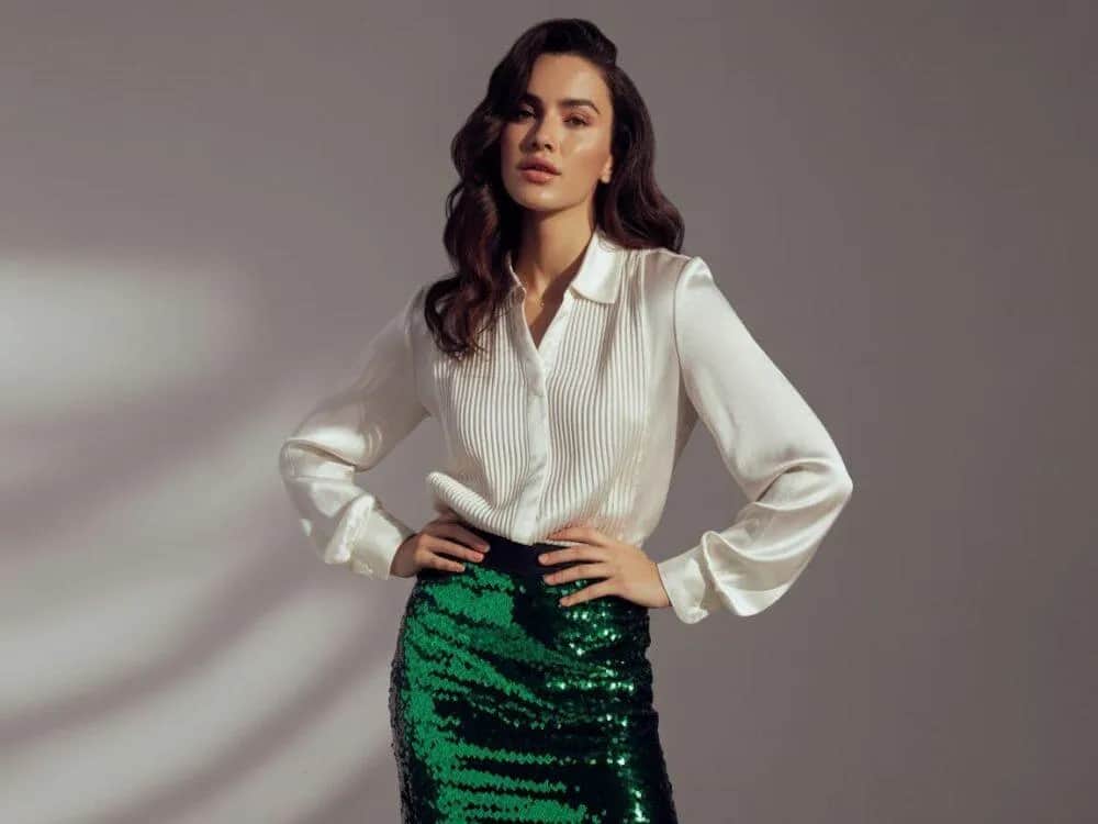 Jaką bluzkę do cekinowych spodni wybrać, by wyglądać stylowo?