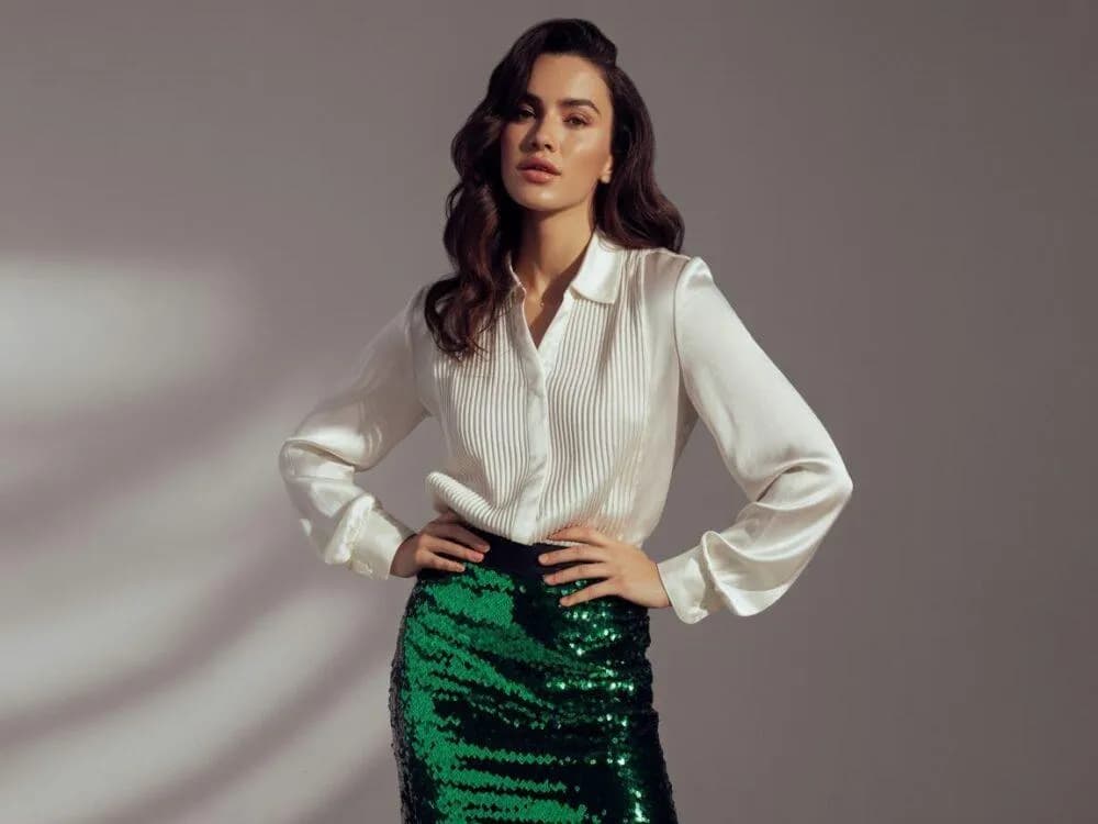 Jaką bluzkę do cekinowych spodni wybrać, by wyglądać stylowo?