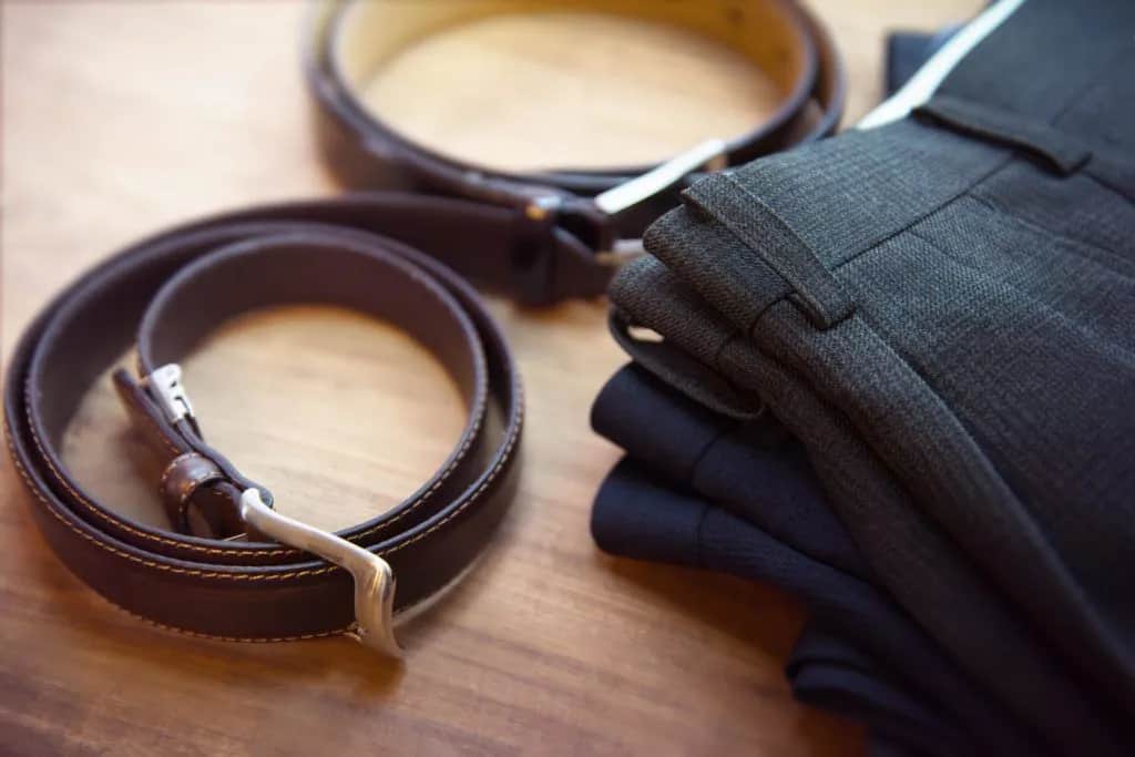 Jak prasować spodnie w kant, aby uniknąć zagnieceń i osiągnąć perfekcję