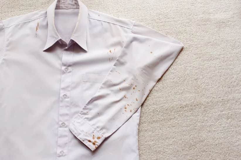 Skuteczne sposoby na usunięcie rdzy z białej bluzki bez uszkodzeń