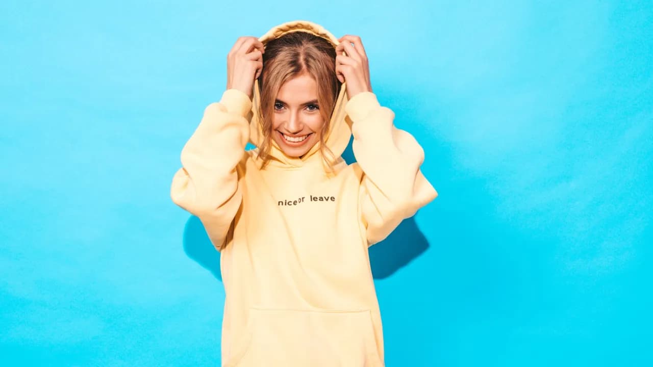 Jak usunąć napis z bluzki? Skuteczne metody bez uszkodzenia tkaniny