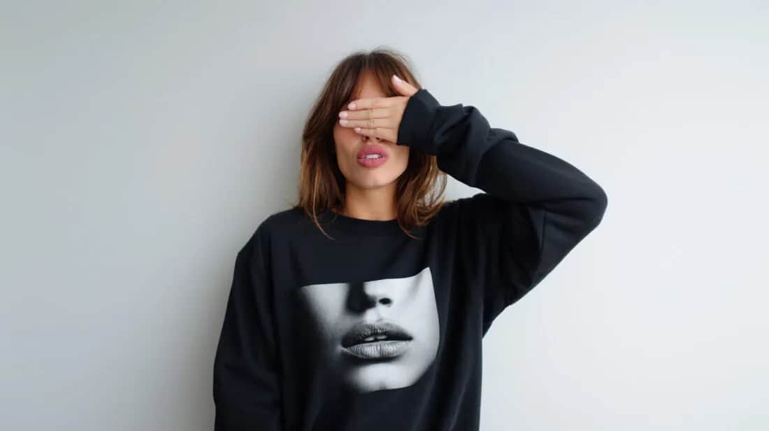 Dlaczego dziewczyny chcą bluzy? Odkryj emocjonalne powody i styl