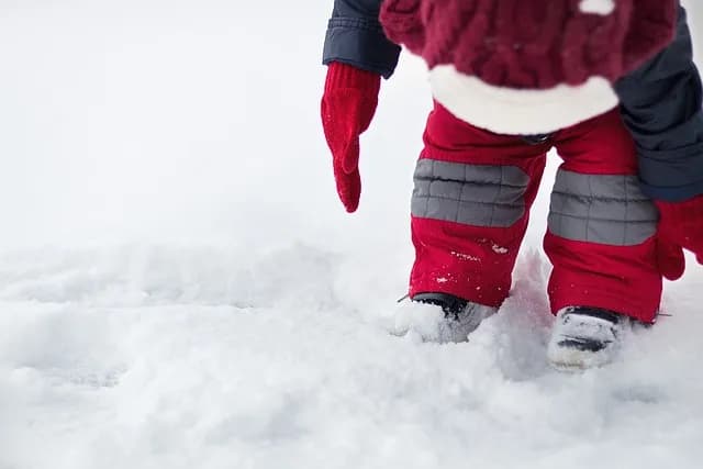 Od kiedy kombinezon zimowy dla niemowlaka? Sprawdź, co musisz wiedzieć