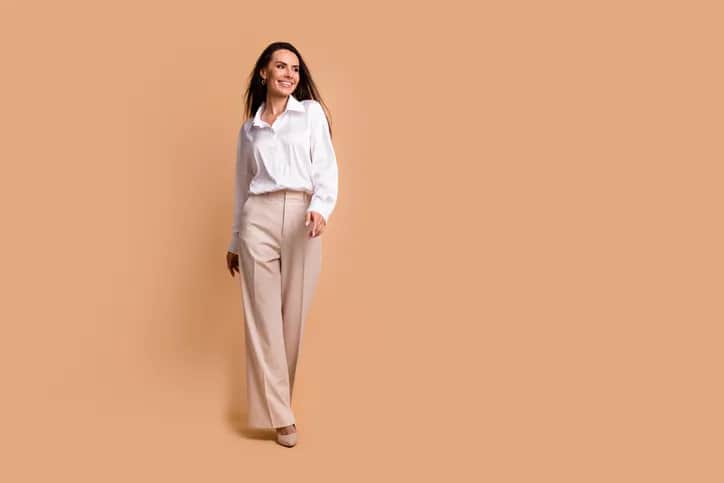 Jakie bluzki najlepiej pasują do beżowych spodni na każdą okazję