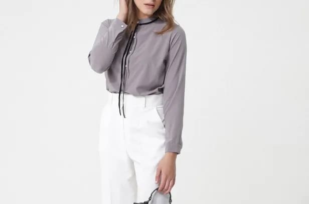 Jakie spodnie do szarej koszuli? Oto najlepsze stylizacje, które zaskoczą