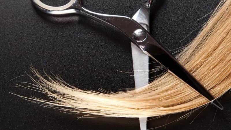 Jak modnie obciąć włosy dziewczynce i uniknąć niechcianych efektów