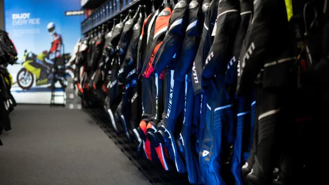 Kombinezon motocyklowy jedno czy dwuczęściowy – co wybrać dla bezpieczeństwa?