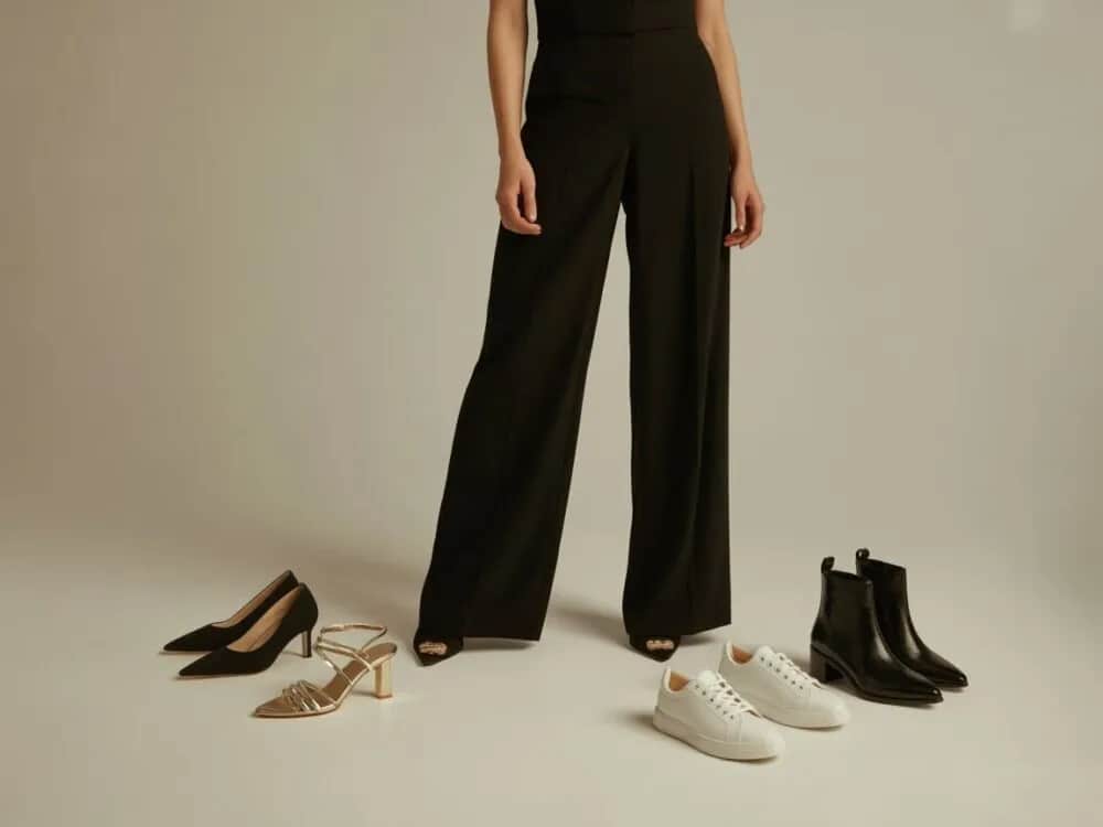 Jakie buty do kombinezonu z szerokimi nogawkami, by wyglądać szczuplej?