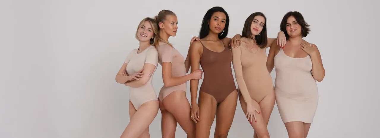 Co ubrać pod prześwitującą bluzkę, aby uniknąć modowych wpadek?