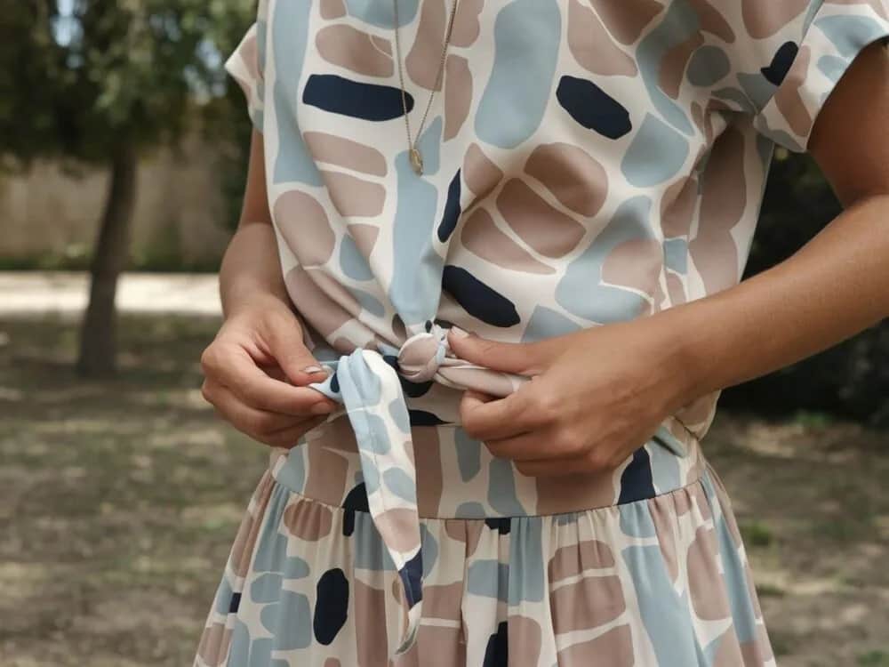 Jak zawiązać supel na bluzce, aby wyglądać stylowo i elegancko