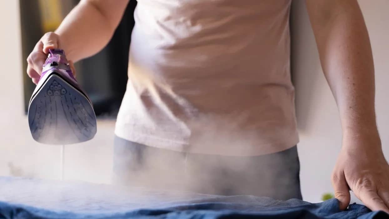 Jak odkleic naklejke z bluzy bez uszkadzania materiału - sprawdzone metody