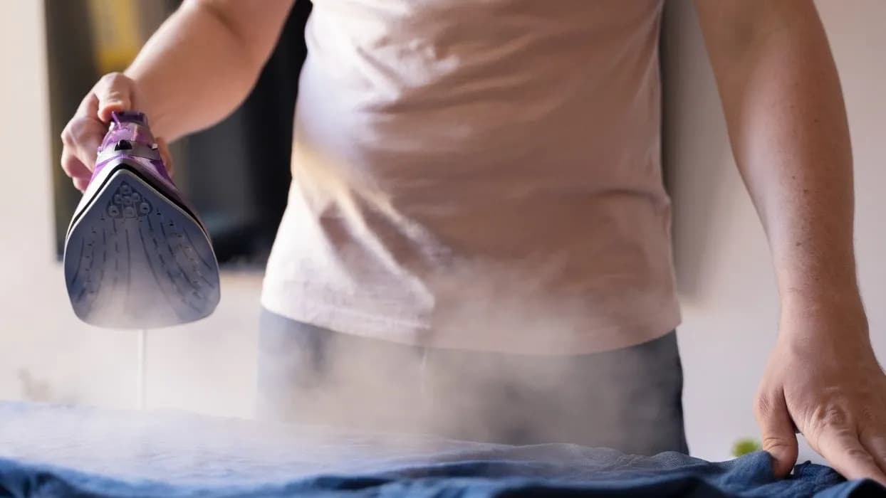 Jak odkleic naklejke z bluzy bez uszkadzania materiału - sprawdzone metody