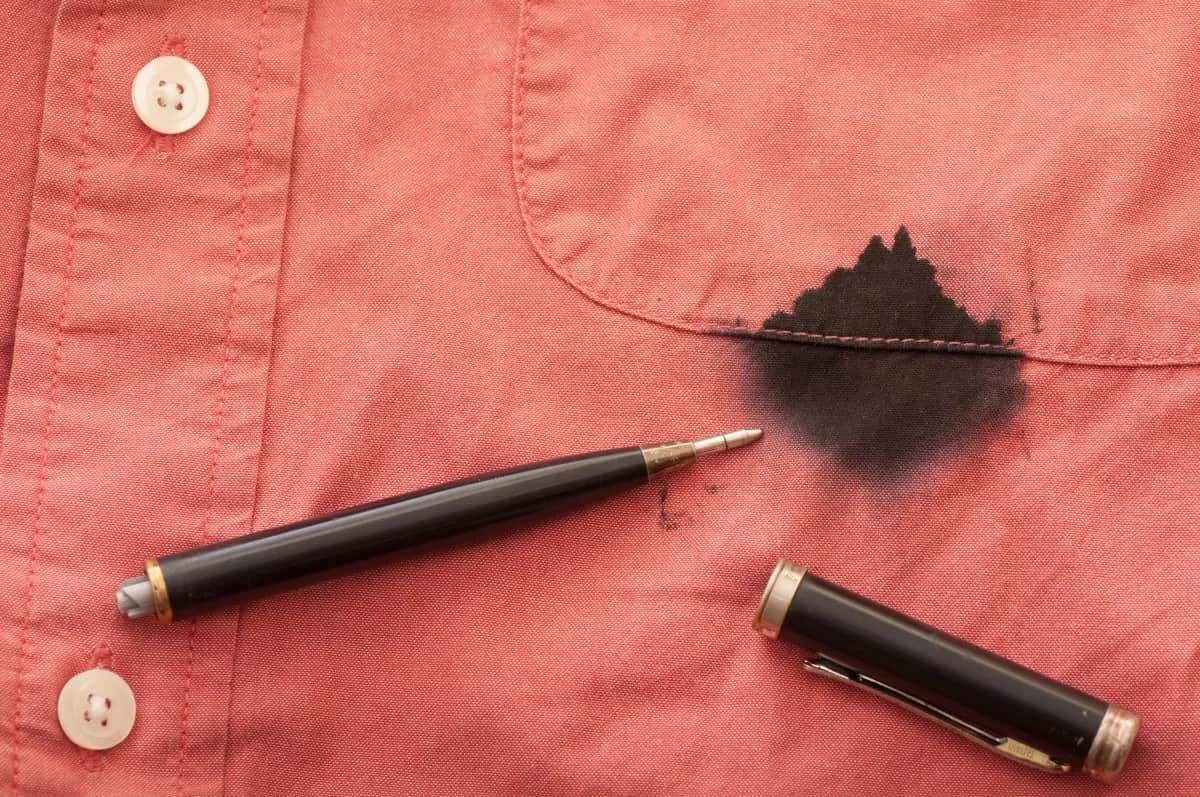 Jak zmyć tusz z długopisu z bluzy? Skuteczne metody na plamy