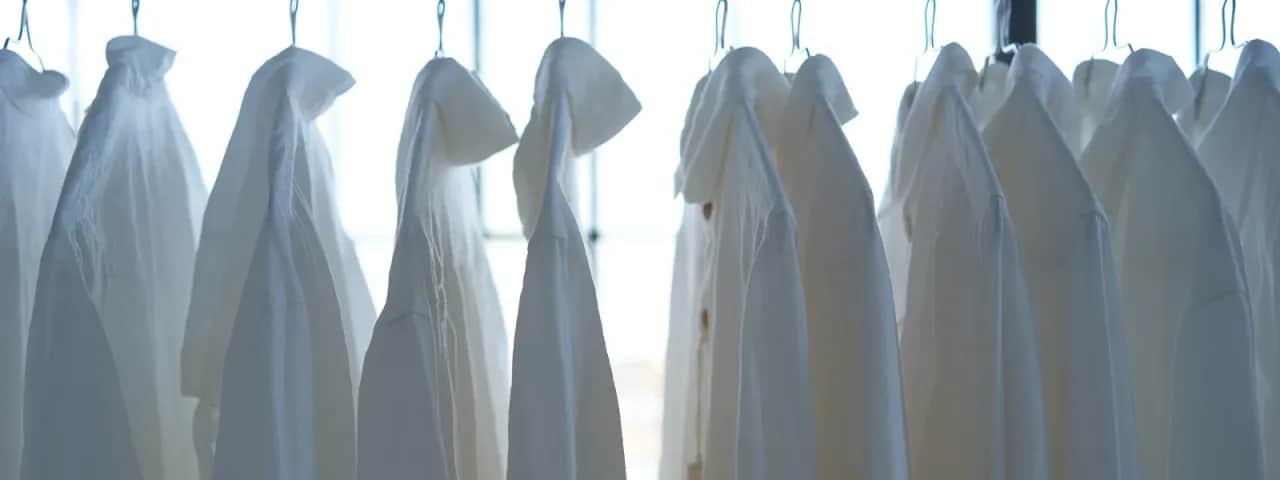 Skuteczne sposoby na to, czym sprać żółte plamy na białej bluzce