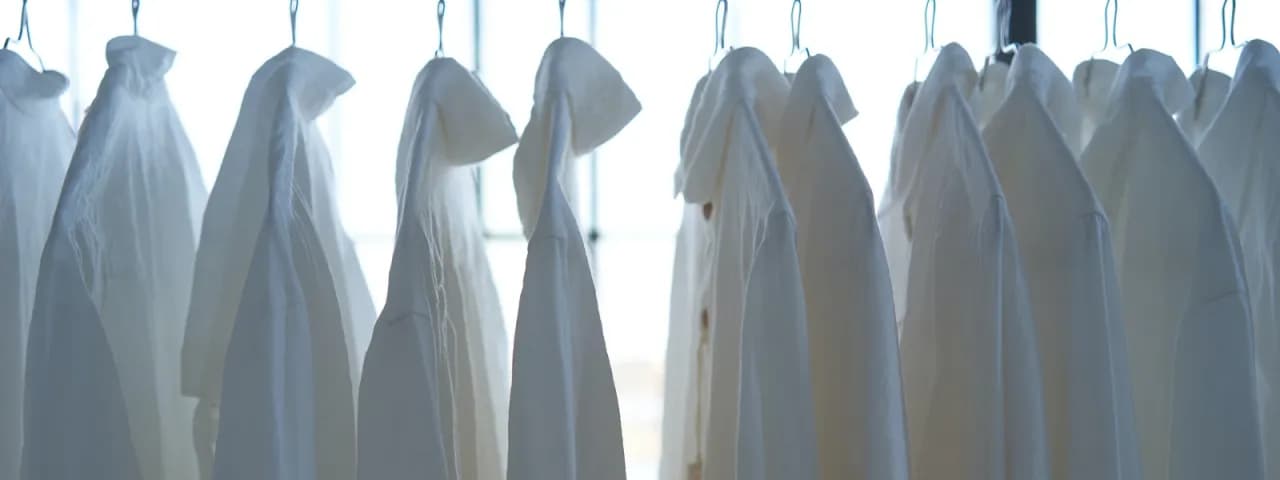 Skuteczne sposoby na to, czym sprać żółte plamy na białej bluzce