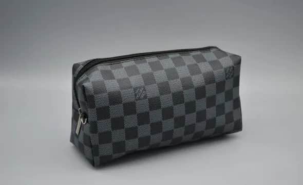 Ile kosztuje kosmetyczka Louis Vuitton? Ceny i porady zakupowe