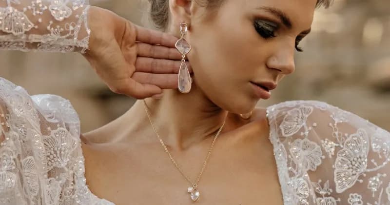 Jaką biżuterię wybrać do sukni ślubnej z koronki, by zachwycić?