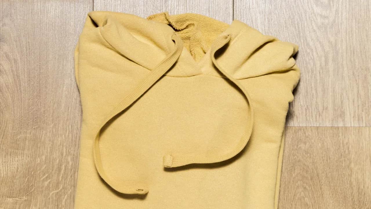 Jak złożyć bluzę z kapturem, aby zaoszczędzić miejsce i uniknąć zagnieceń