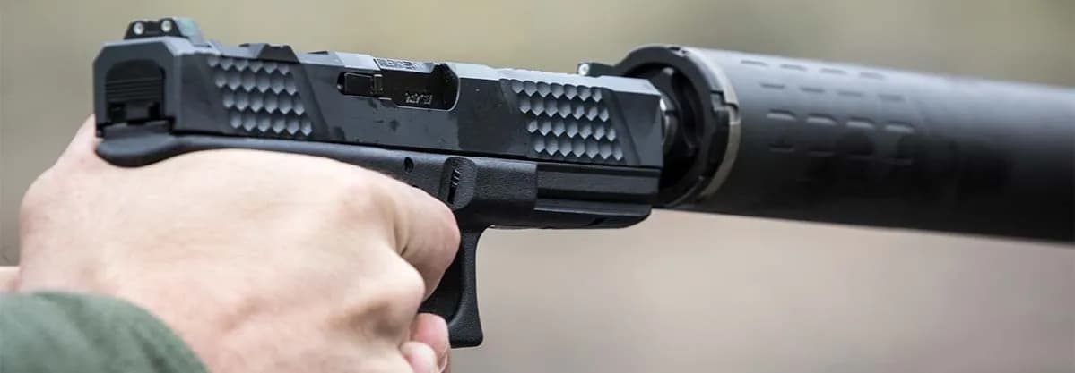 Najciekawsze bluzy z pistoletem - jakie modele warto znać?