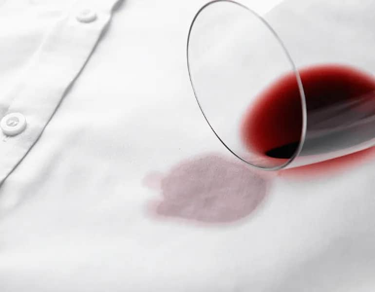 Jak skutecznie usunąć plamę z wina z białej bluzki bez uszkodzeń