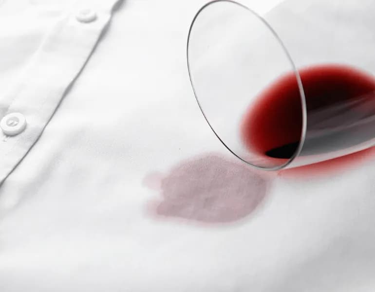 Jak skutecznie usunąć plamę z wina z białej bluzki bez uszkodzeń