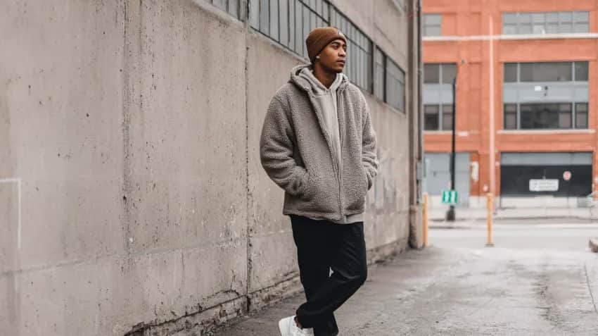 Bluza crewneck – co to znaczy i dlaczego warto ją mieć w szafie?