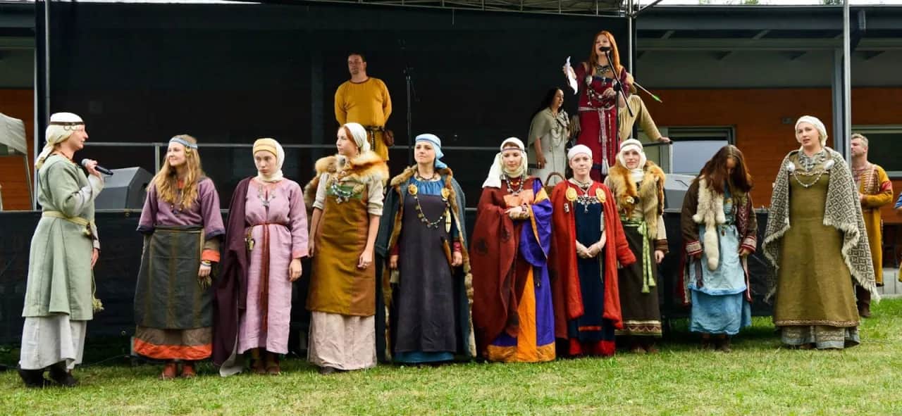 Suknia średniowieczna jak uszyć – uniknij najczęstszych błędów