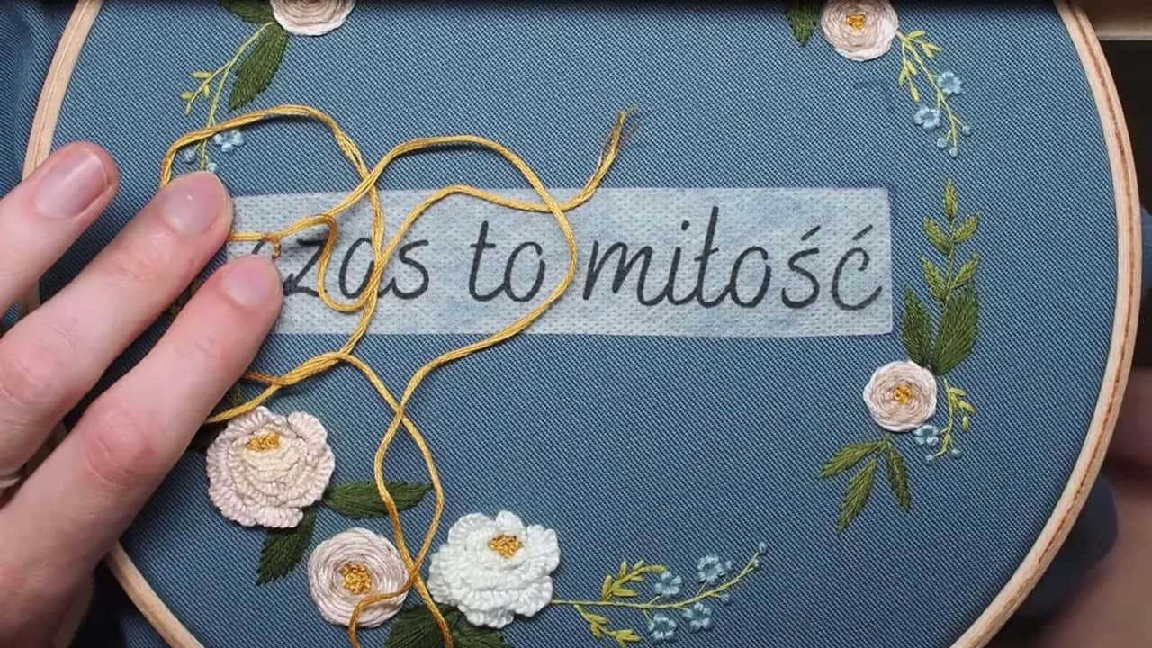 Jak wyszyć napis na bluzie - proste techniki haftu dla każdego